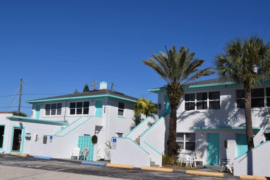Private One-Bedroom 8 -Directly Across From Beach St. Pete Beach Exteriör bild