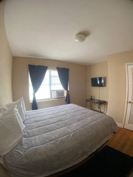 Private One-Bedroom 8 -Directly Across From Beach St. Pete Beach Exteriör bild